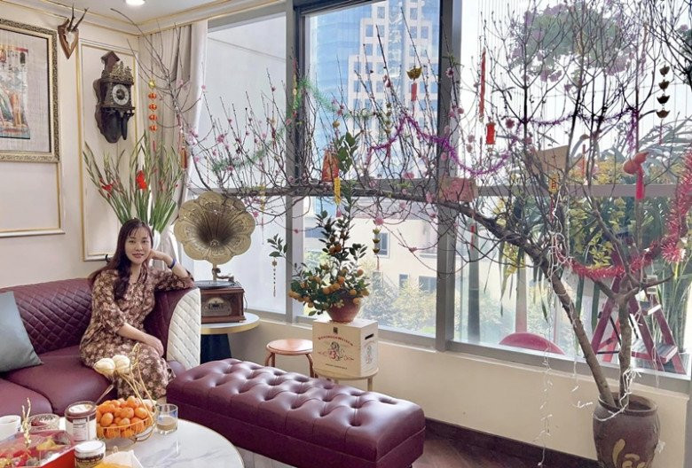 Không chỉ ngoài ban công, bà xã NSND Tự Long còn thường xuyên trang trí bình hoa trong nhà cho phòng khách thêm phần tươi tắn.