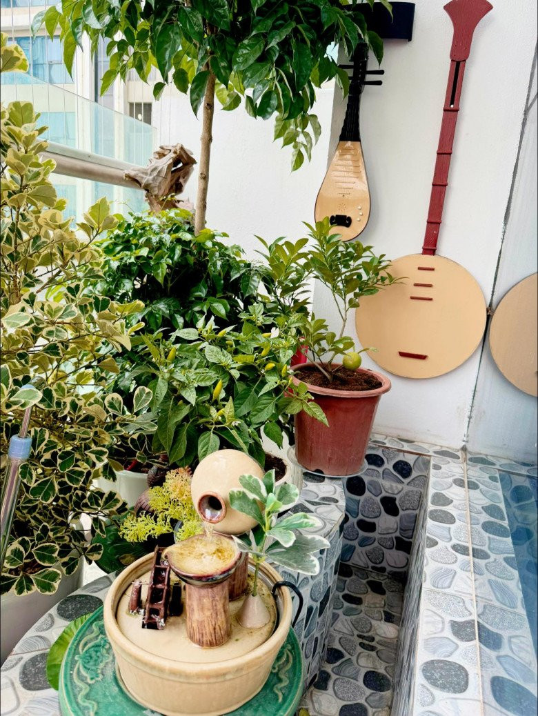 Mới đây, vợ Đại úy của NSND Tự Long chia sẻ góc ban công xinh xắn trong nhà khiến khán giả không khỏi xuýt xoa.