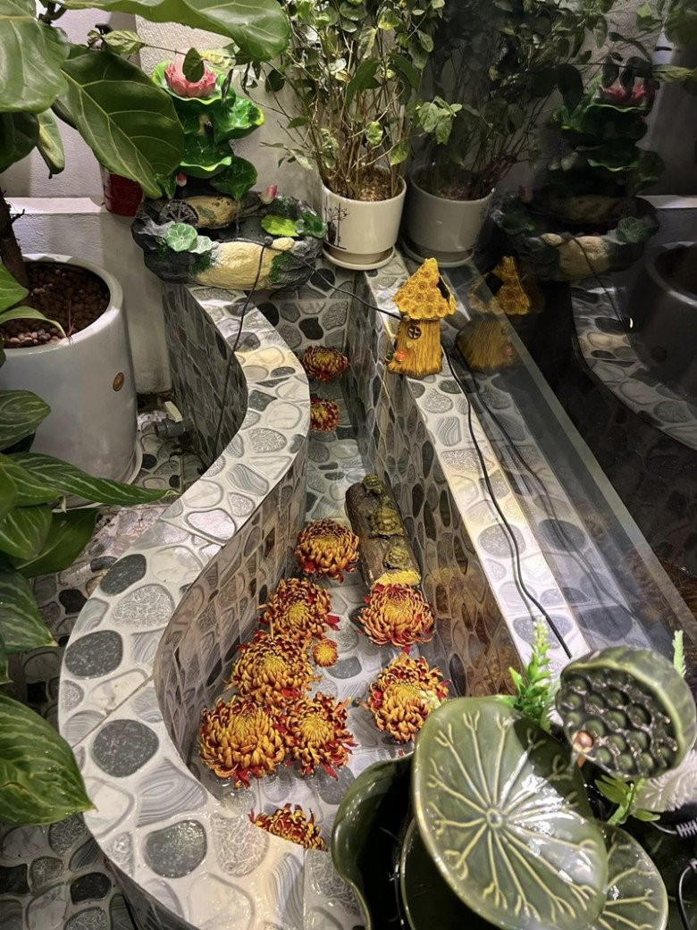 Ban công là nơi bà xã Tự Long thư giãn. Cô trang trí nhiều hình đài sen, thả hoa giữa dòng nước.