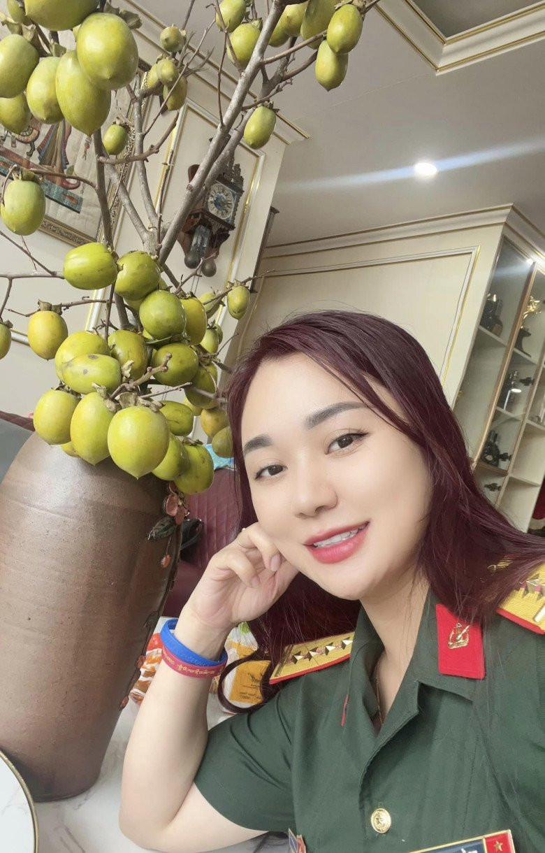 Thi thoảng, bà xã Tự Long đổi sang cắm cành quả độc lạ.