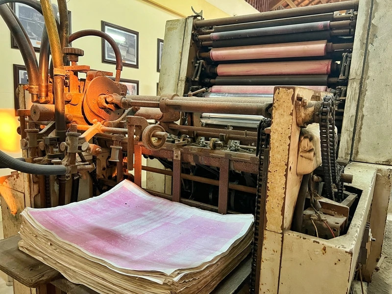 Ban đầu, những đồng tiền đầu tiên chưa được đẹp, chất lượng giấy in chưa tốt. Ảnh: Vietnam+