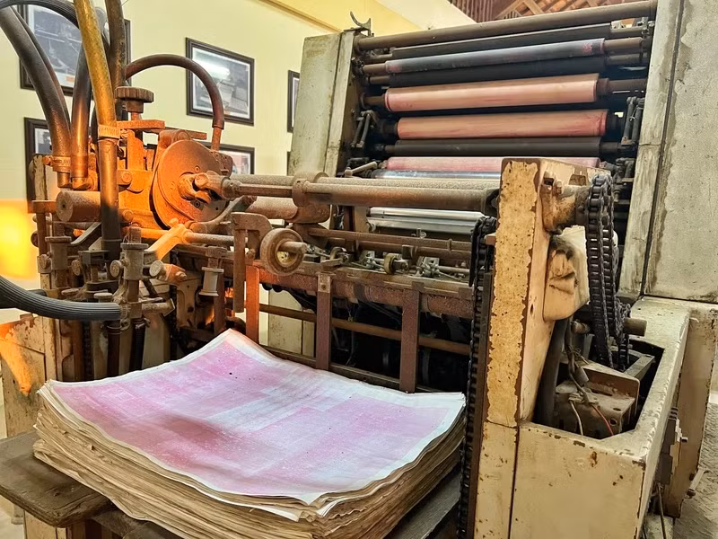 Ban đầu, những đồng tiền đầu tiên chưa được đẹp, chất lượng giấy in chưa tốt. Ảnh: Vietnam+