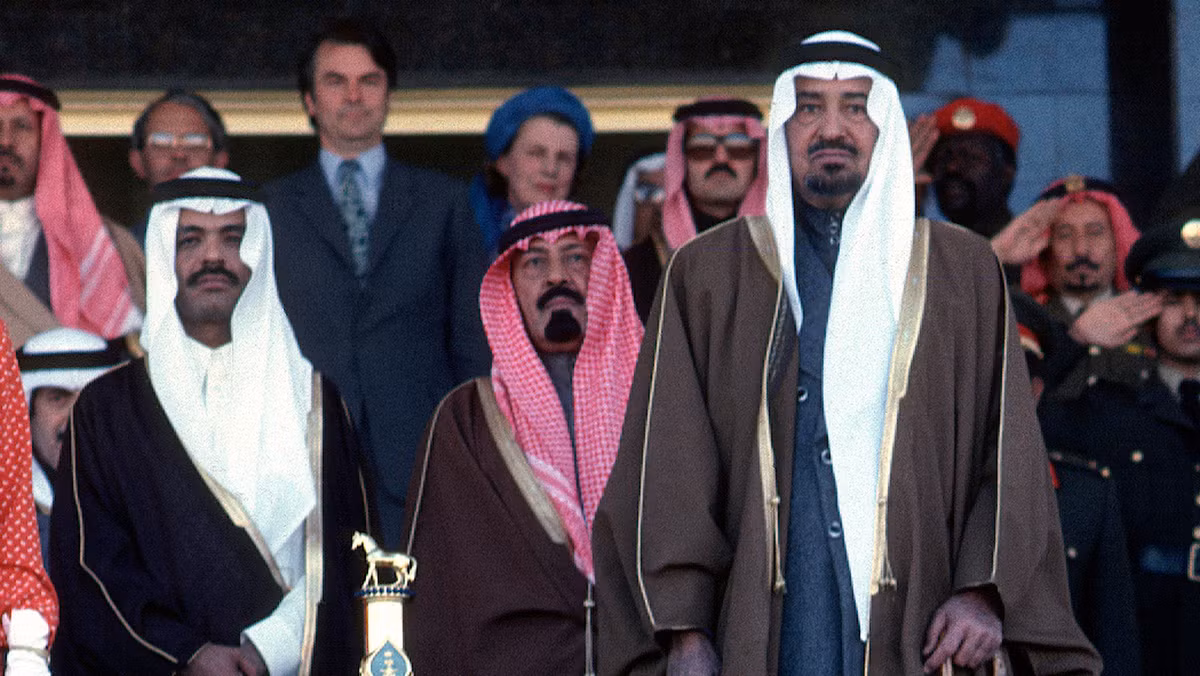 Chính phủ Ả Rập Xê Út sở hữu 98,2% công ty dầu mỏ lớn nhất đất nước. Trong đó, Saudi Aramco - gã khổng lồ dầu mỏ kiểm soát lượng dầu dự trữ khổng lồ, được định giá 2 nghìn tỷ USD, trở thành công ty có giá trị nhất thế giới. Đây là nguồn thu nhập chính của gia tộc Ả Rập Xê Út. Ảnh: The List