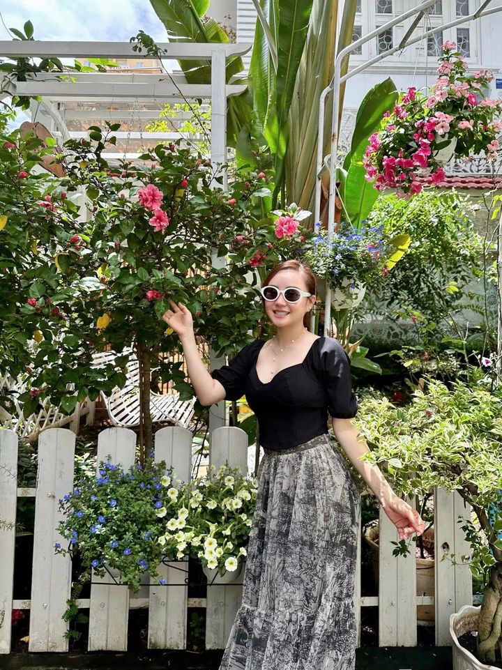 Đặc biệt, khu vườn trong biệt thự của Vy Oanh có đủ các loại hoa rực rỡ.