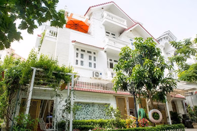 Biệt thự gồm 4 tầng, nội thất tiện nghi và khu vườn đủ loại cây ăn trái và hoa tươi.