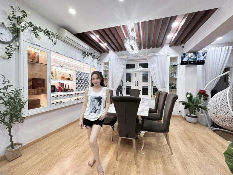 Phòng khách rộng rãi, sử dụng gam màu trắng chủ đạo.