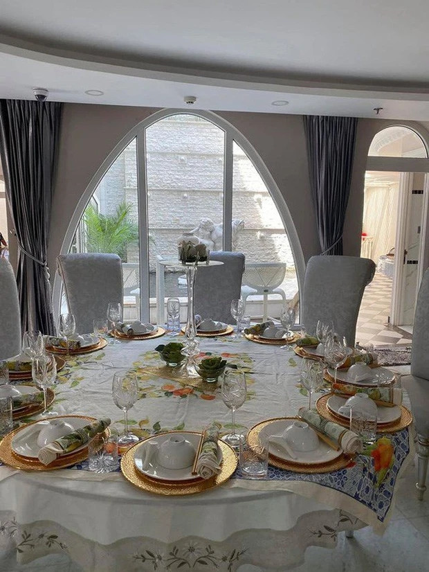 Bàn ăn sang chảnh, bố trí cạnh cửa tràn ngập ánh sáng tự nhiên.