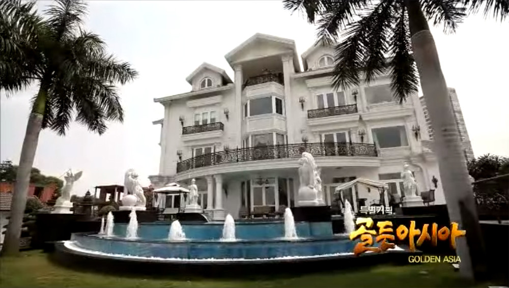 Toạ lạc vị trí đẹp ở quận 2 (TP HCM), căn biệt thự màu trắng của đại gia Johnathan Hạnh Nguyễn nổi bật hẳn so với những căn nhà khác nhờ kiến trúc xa hoa, độc đáo nhưng không kém phần tinh tế. Ảnh: KBS