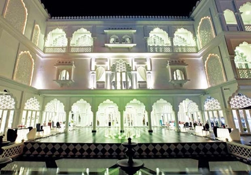 Tọa lạc bên bờ hồ Bán Nguyệt, lâu đài trắng TajmaSago được lấy cảm hứng từ đền Taj Mahal ở Ấn Độ, bao phủ bởi những thảm cỏ, hồ nước trong vắt... Ảnh: Internet