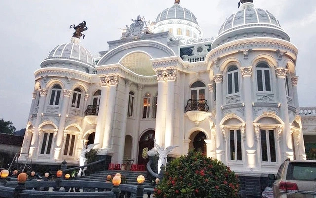 Mặt tiền biệt thự thiết kế với những cột đá khổng lồ, ba mái vòm lớn. Trên đỉnh tòa nhà còn có những bức tượng mạ vàng. Ảnh: Odditycentral
