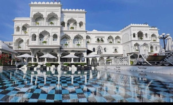 Tòa lâu đài được cho có trị giá 15 triệu USD nằm tại bờ hồ bán nguyệt của khu đô thị Phú Mỹ Hưng, đã từng được nhắc đến trong tạp chí Forbes phiên bản tiếng Việt. Ảnh: Nhịp sống kinh tế