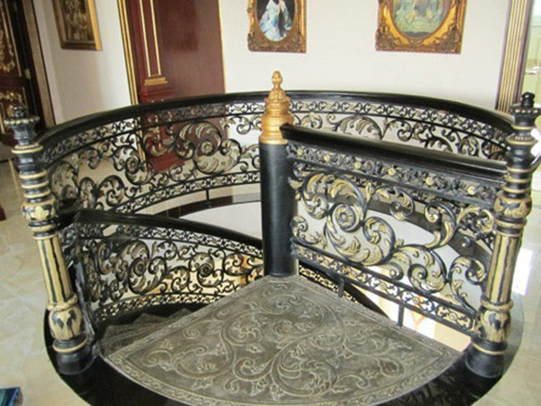 Cầu thang thiết kế theo phong cách châu Âu. Ảnh: KBS