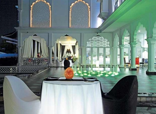 Tòa nhà nhìn ra hướng sông với 19 phòng. Mỗi phòng được thiết kế hoàn toàn khác biệt nhưng đều có 2 tông màu trắng - đen. Ảnh: Internet