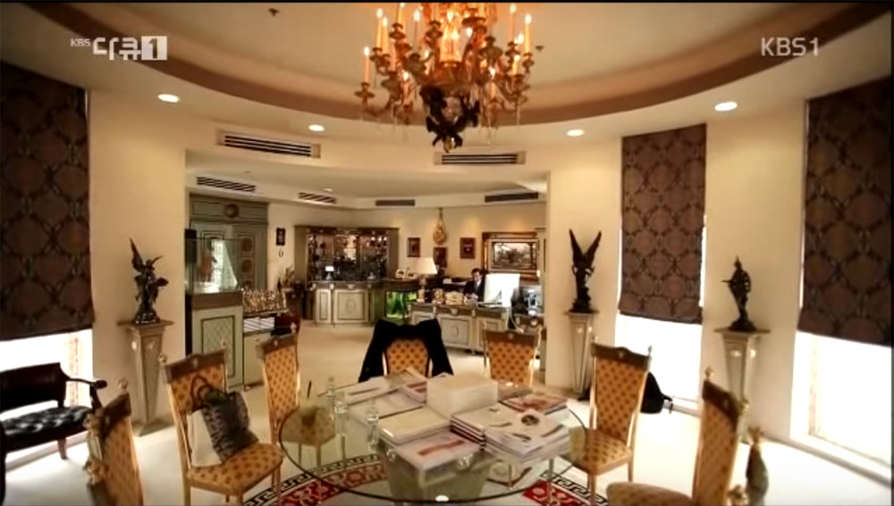 Bên trong biệt thự thiết kế theo phong cách hoàng gia châu Âu, từ cánh cổng cho đến phòng làm việc của doanh nhân Johnathan Hạnh Nguyễn đều có chi tiết dát vàng. Ảnh: KBS