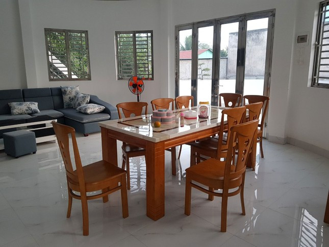 Nhà làm hoàn toàn bằng bê tông cốt thép, gồm 7 phòng ngủ, 1 phòng khách, 1 phòng ăn và 1 phòng đọc sách. Ảnh: Tiền phong