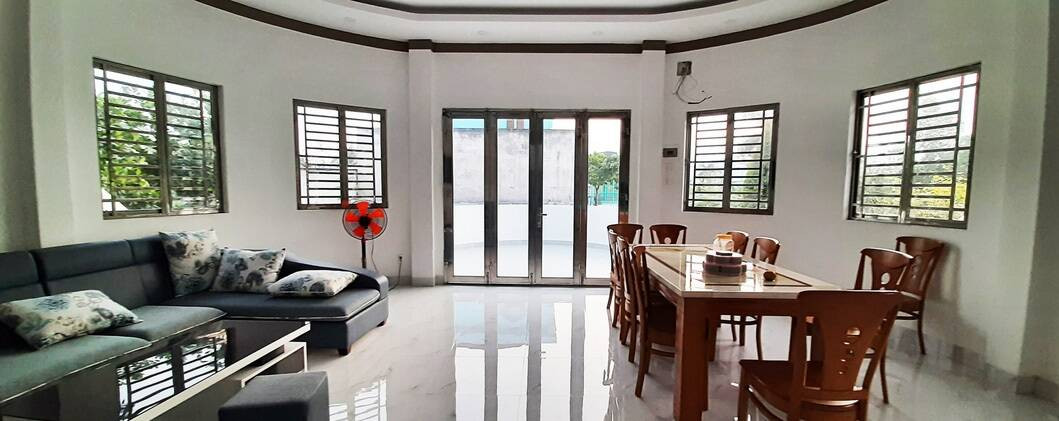 Phòng khách kết hợp bàn ăn rộng rãi. Ảnh: Tiền phong