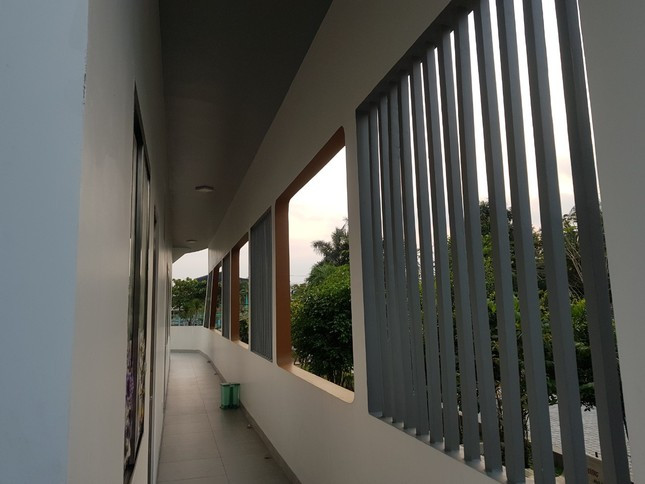 Lan can, khung cửa được làm bằng Inox. Ảnh: Tiền phong