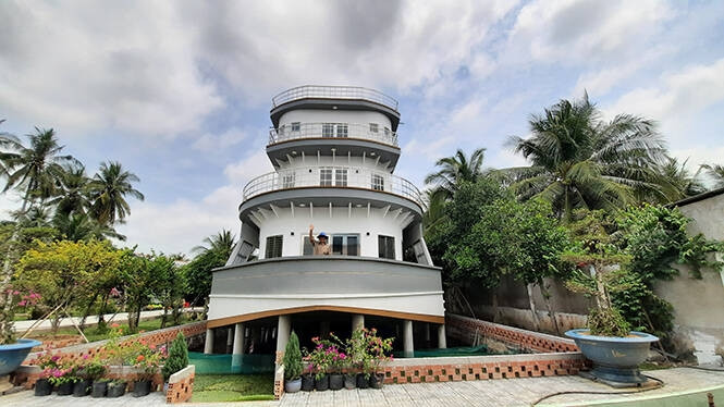 Ngôi nhà dài 30m, rộng 11m, cao khoảng 15m với 3 tầng lầu. Ảnh: Happynest