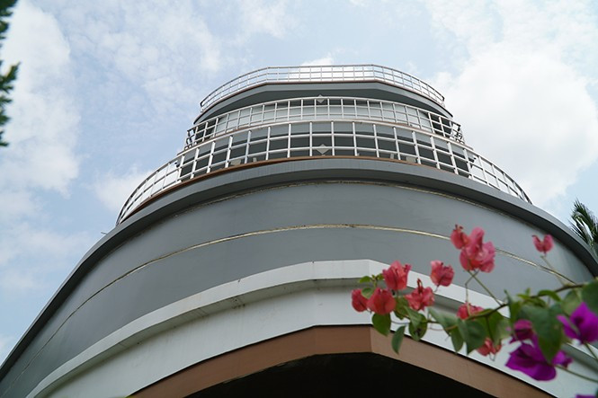 Phần trước nhà được thiết kế như mũi tàu. Ảnh: Baophapluat