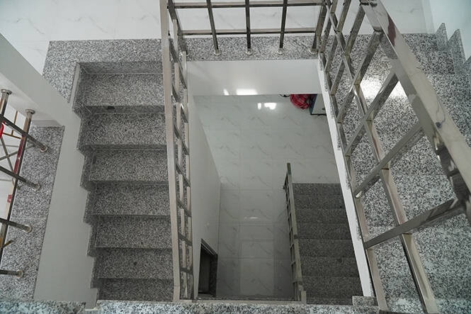 Khu vực cầu thang bên trong căn nhà. Ảnh: Happynest