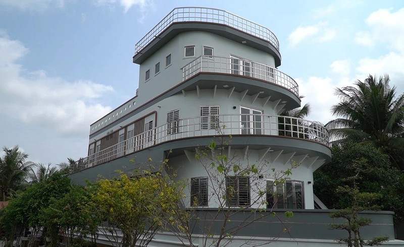 Ông Cao Văn Năm (sinh năm 1950, tên thường gọi Năm Cao) ngụ ấp Bình Tịnh, xã Hòa Tịnh, huyện Mang Thít, Vĩnh Long được nhiều người biết đến khi chi tới 5 tỷ đồng để xây ngôi nhà hình dáng giống du thuyền. Ảnh: Baophapluat