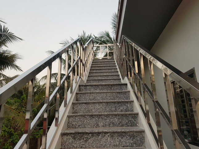 Cầu thang vào nhà được thiết kế ở phía sau. Ảnh: Tiền phong