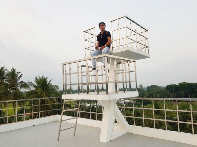 Trên đỉnh của căn nhà còn có đài quan sát ngắm cảnh toàn bộ khu vực. Ảnh: Tiền phong