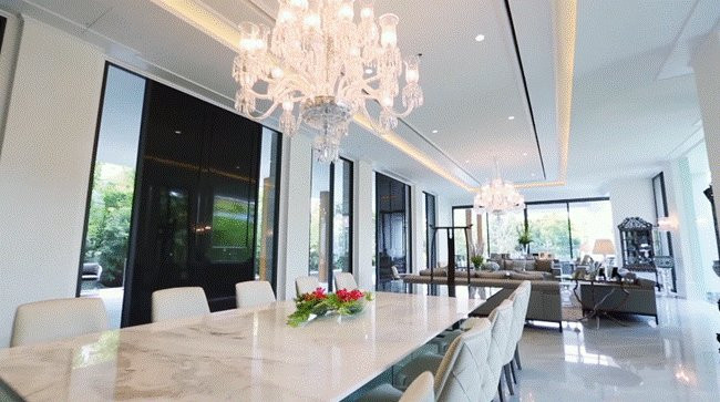 Không gian phòng khách khiến ai bước vào cũng phải choáng ngợp vì độ tráng lệ, xa hoa. Ảnh: Hello