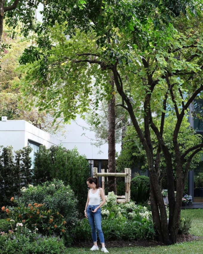 Khu vườn xung quanh nhà trồng đủ loại cây hoa, được cắt tỉa đẹp mắt. Ảnh: Hello