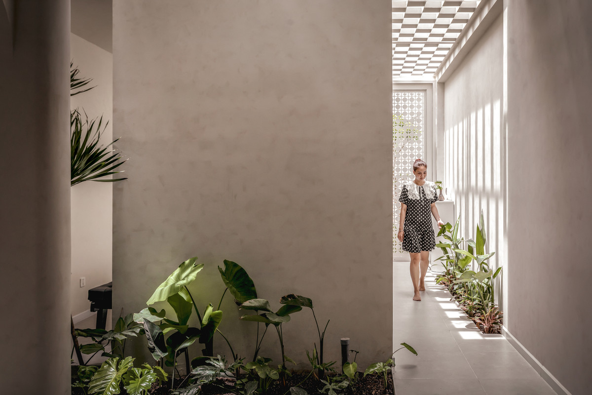 Những khu vườn trong nhà luôn mang lại cảm giác đặc biệt. Nó còn là thứ kết nối toàn bộ ngôi nhà, để mọi vị trí sống không bị giới hạn bởi những bức tường.