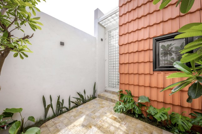 Gạch ngói vừa dùng làm mái vừa làm một phần tường bao bên ngoài, giúp công trình thêm ấn tượng.