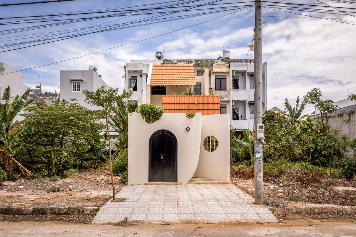 Trước sự phát triển mạnh mẽ của xã hội, việc phát triển nhà ở với mật độ xây dựng 100% là điều hiển nhiên. Do đó, diện tích sân vườn trong nhà là điều tưởng chừng xa xỉ.