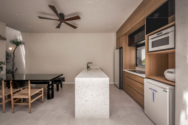 Bàn bếp làm từ đá kim sa hiện đại.