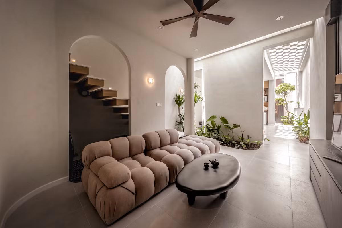 Tầng 1 gồm phòng khách, bếp, phòng ăn và phòng ngủ chính.