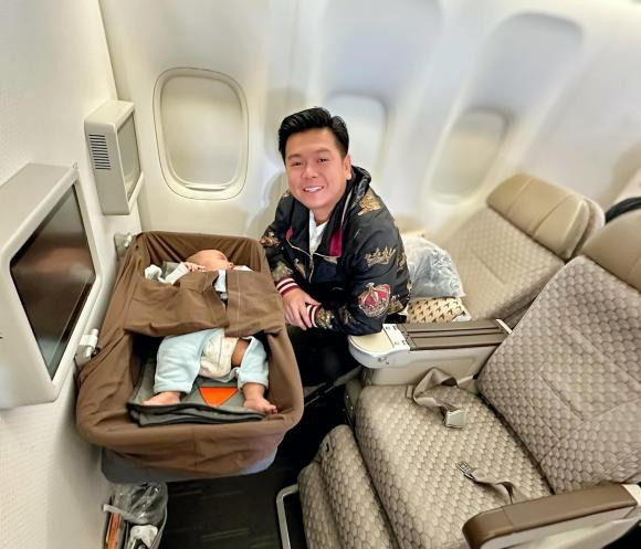 Theo đó, Văn Chương hào hứng cho biết, nhóc tỳ đã tròn 100 ngày tuổi, tên là London Tran. Tuy công khai con nhưng chân dung mẹ bé vẫn chưa được anh hé lộ. Ảnh: FBNV