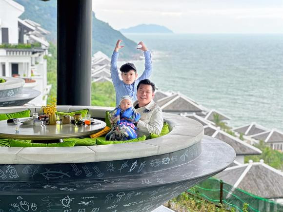 Gia đình Văn Chương tận hưởng kỳ nghỉ ở Đà Nẵng. Ảnh: FBNV
