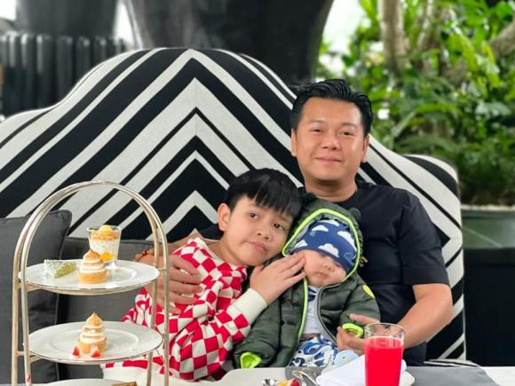 Thiếu gia Trần Văn Chương đưa hai con từ Mỹ về Việt Nam đón Tết. Ảnh: FBNV