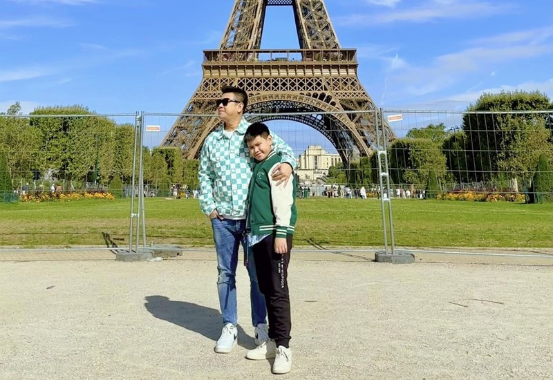 Qua ảnh có thể thấy, Văn Chương thường xuyên đưa con trai theo cùng trong các chuyến đi trải nghiệm và du lịch. Ảnh: FBNV
