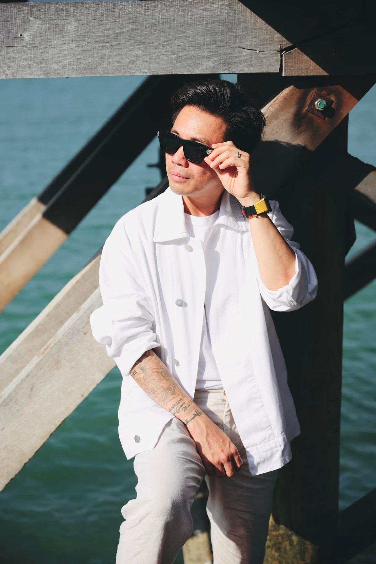 Nam doanh nhân cho biết: "Ba tôi phải đi làm rất xa, mẹ tôi thì đi trực bệnh viện. Tôi cứ thui thủi suốt trong nhà. Khi nào nghỉ hè mới được chơi với hàng xóm hoặc anh em họ". Ảnh: FBNV