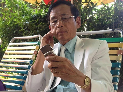 Trốn vào An Lộc, ông mưu sinh bằng cách mướn một chiếc máy may hiệu Singer đã cũ, loại máy sử dụng bàn đạp bằng chân, rồi đặt trên vỉa hè trước một trại lính. Ảnh: Người lao động