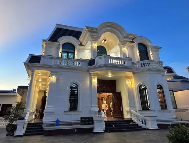 Biệt thự của Văn Toàn ở quê mang phong cách tân cổ điển, gồm 2 tầng. Ảnh: Facebook