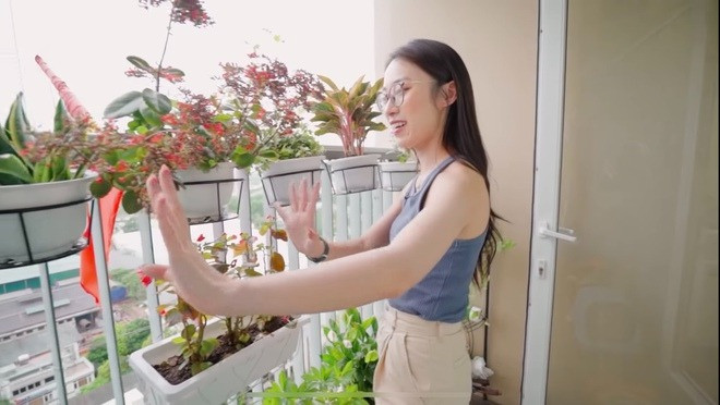 Ban công nhỏ xinh được phủ xanh bởi nhiều chậu hoa rực rỡ sắc màu. Ảnh: Chụp màn hình