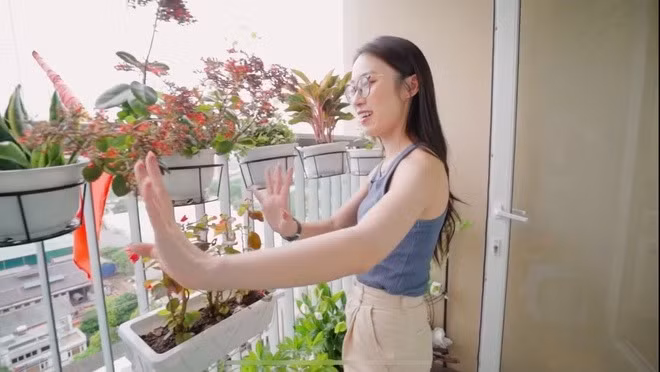 Ban công nhỏ xinh được phủ xanh bởi nhiều chậu hoa rực rỡ sắc màu. Ảnh: Chụp màn hình