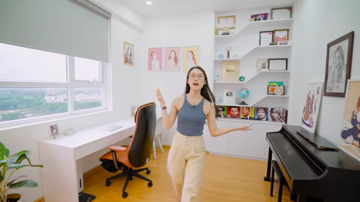 Phòng làm việc gọn gàng, có cửa sổ lớn nhìn ra bên ngoài. Ảnh: Chụp màn hình