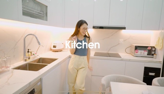 Khu bếp ốp gạch màu trắng, điểm xuyết một chút hoạ tiết, tông xuyệt tông với toàn bộ căn nhà. Ảnh: Chụp màn hình