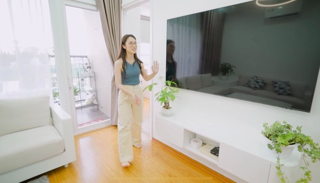 Căn nhà sử dụng gam màu trắng chủ đạo vì MC Đường lên đỉnh Olympia muốn không gian sống sáng nhất có thể. Ảnh: Chụp màn hình