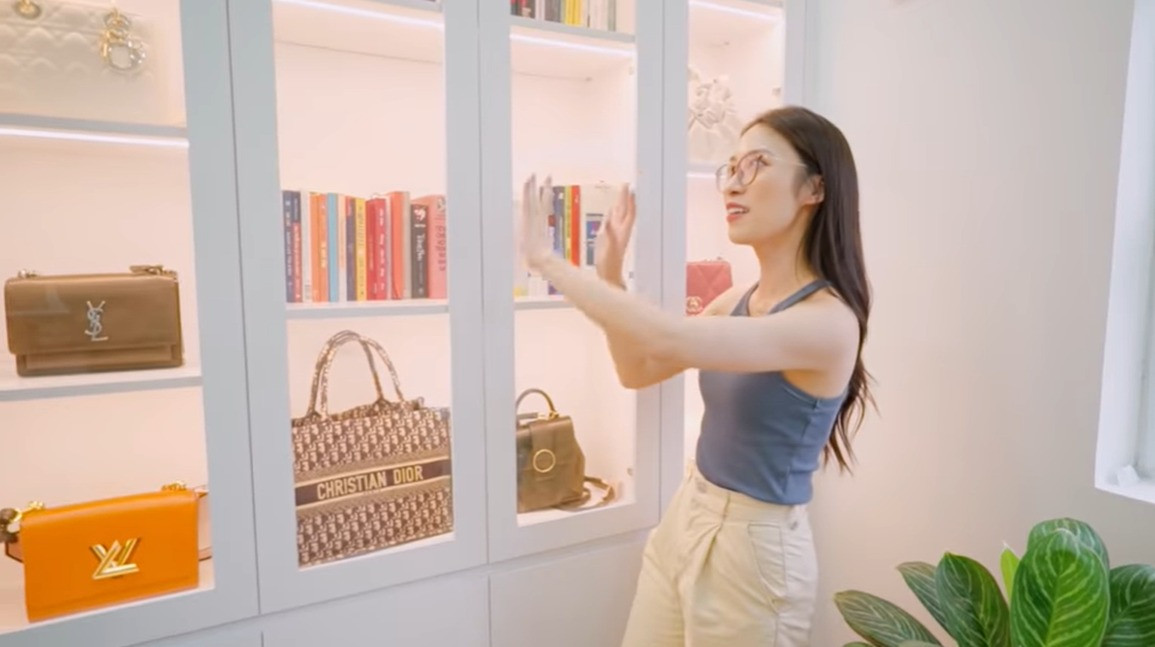 Kệ trưng bày túi xách hàng hiệu và sách của Khánh Vy. Ảnh: Chụp màn hình