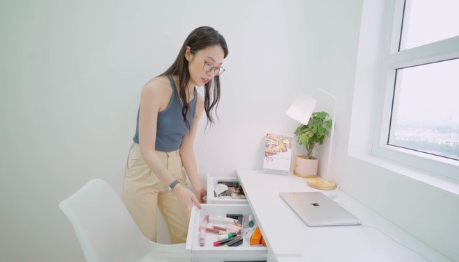 Thiết kế theo phong cách tối giản, MC Khánh Vy sử dụng rất ít đồ trang trí. Ngay cả những thiết bị gia dụng cũng được tối ưu hóa hết mức có thể. Ảnh: Chụp màn hình Ảnh: Chụp màn hình