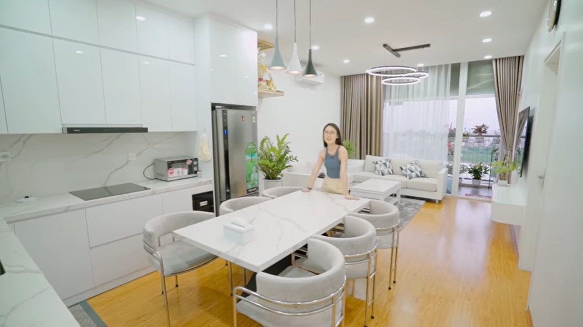 Phòng khách nối liền với bếp và phòng ăn. Ảnh: Chụp màn hình