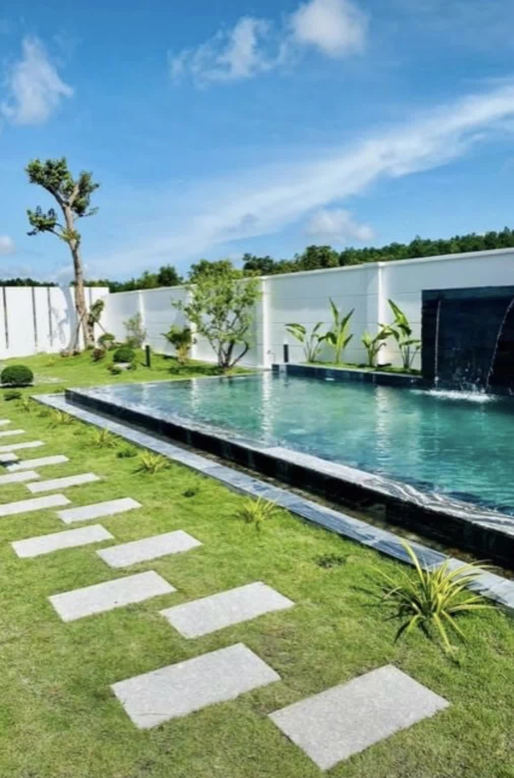 Từ cổng nhìn vào là bể bơi lớn ngay cạnh căn nhà.